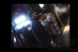 街头爆料人挨打视频播放,正义与暴力冲突的瞬间 第2张 街头爆料人挨打视频播放,正义与暴力冲突的瞬间 第2张